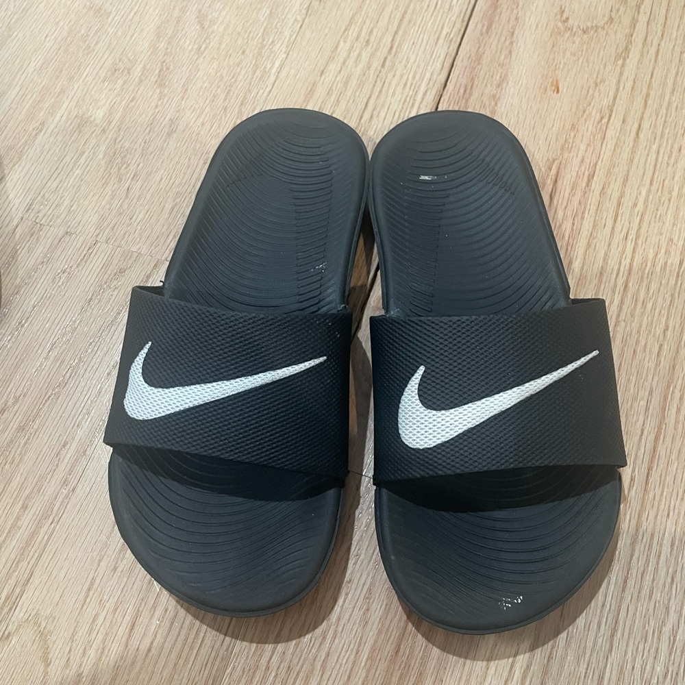 Boys size 1 Nike sandels, used good condition